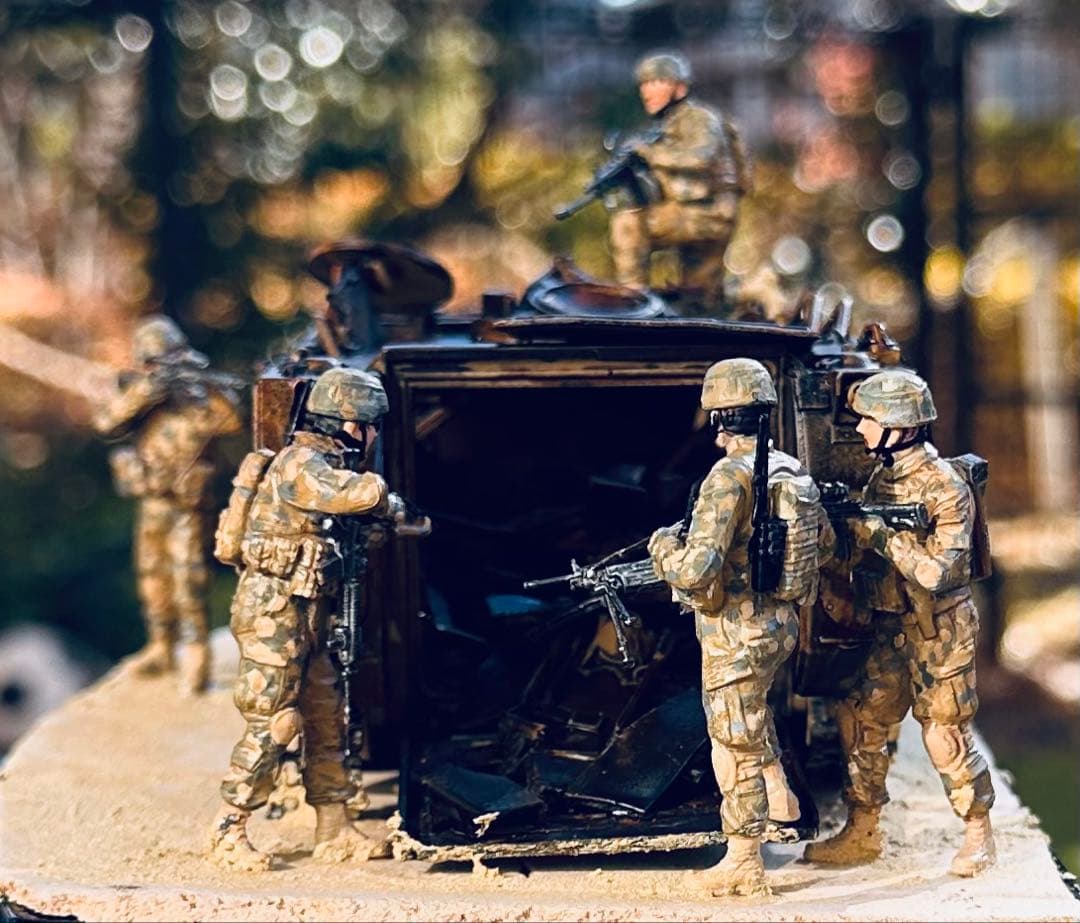 完成品プラモデル1/35 アメリカ M113A2 デザートワゴン＆兵士7体