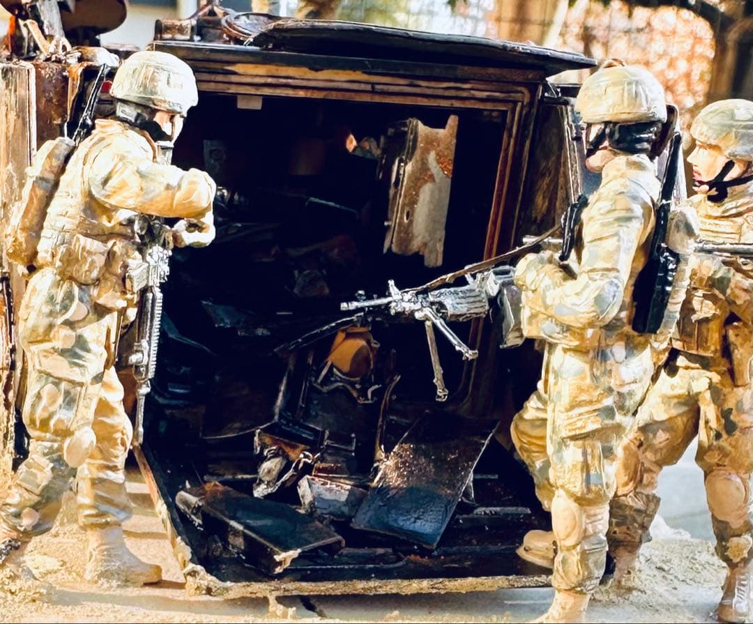 完成品プラモデル1/35 アメリカ M113A2 デザートワゴン＆兵士7体