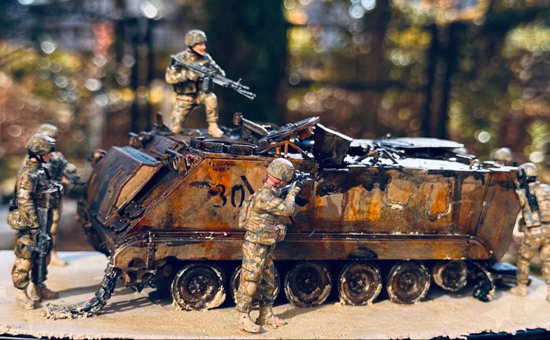 完成品プラモデル1/35 アメリカ M113A2 デザートワゴン＆兵士7体