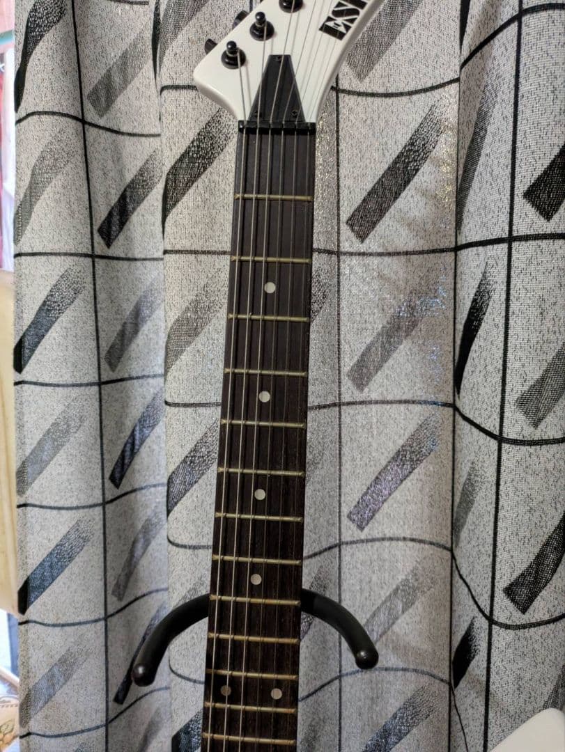 v*u様 エクスプローラー型エレキギター ホワイト　ノーブランド