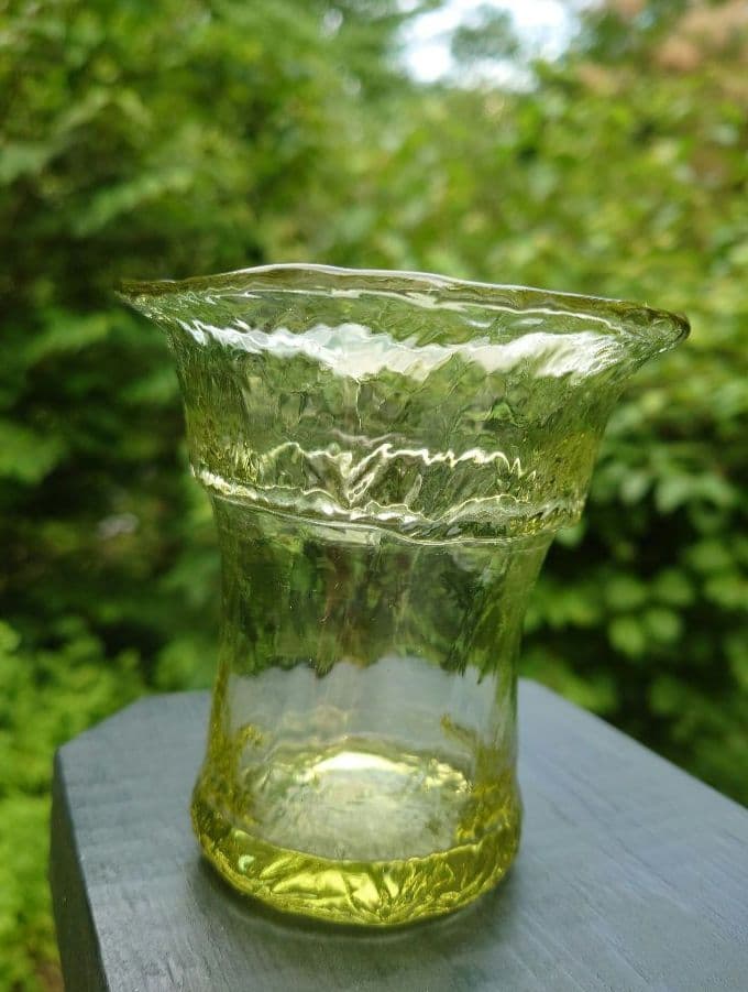 野田収　個展作品　手びねりのグラス(Ｂ）新島硝子　コーガ石　自然の緑色