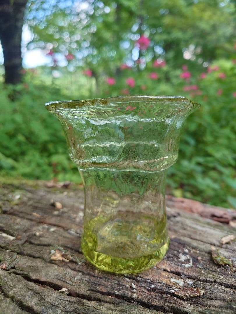 野田収　個展作品　手びねりのグラス(Ｂ）新島硝子　コーガ石　自然の緑色