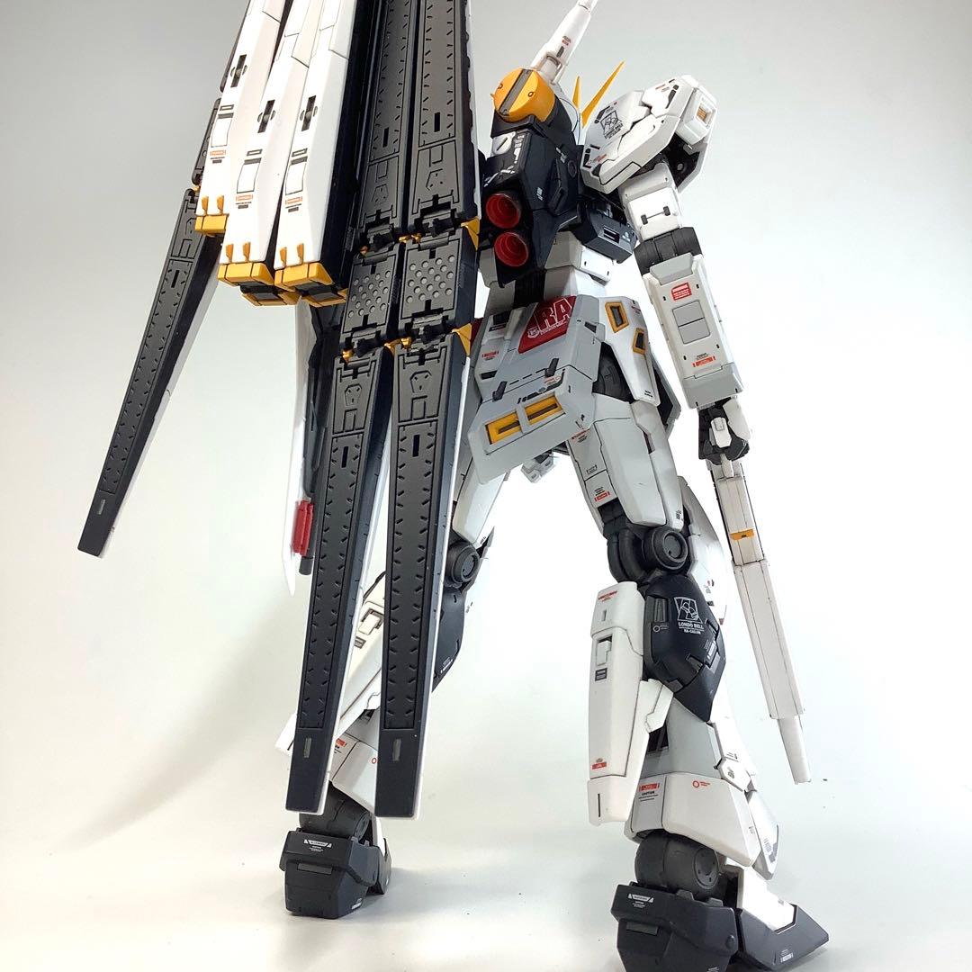 RG RX-93 νガンダム 塗装済完成品