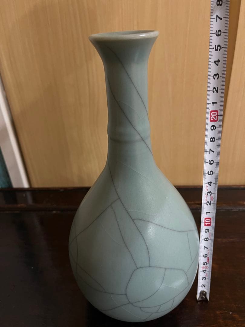 青緑色の陶器製細長い瓶　青磁花瓶　花生　花道具