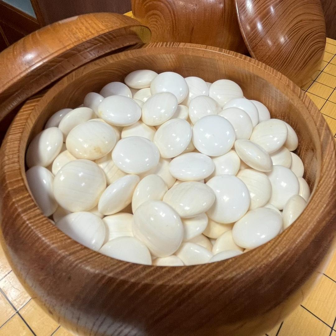 囲碁 碁盤と碁石のセット 脚付碁盤 本格的 高級碁盤 木製カバー(桐覆い)付き