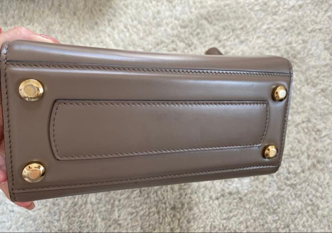 発*ら様 【美品】フェラガモ　ハンドバッグ BOX7 M