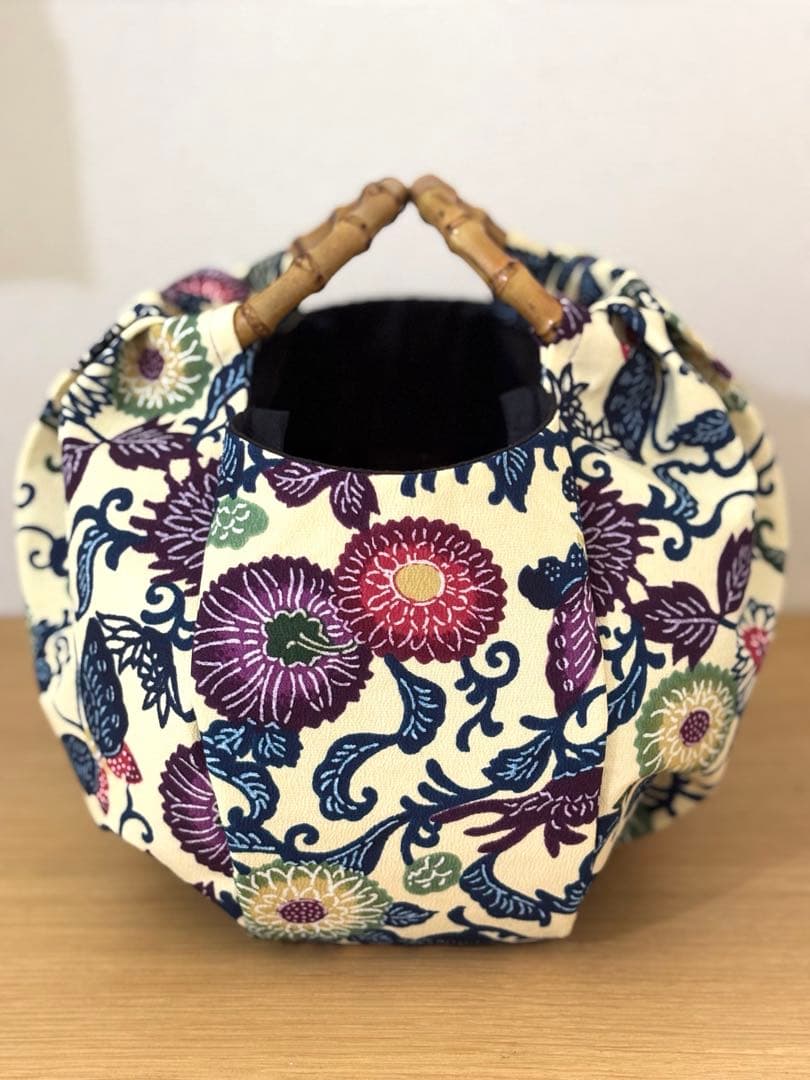 和装バック　着物バック　琉球紅型　紅型生地　菊と蝶（白)入学卒業結婚式七五三振袖