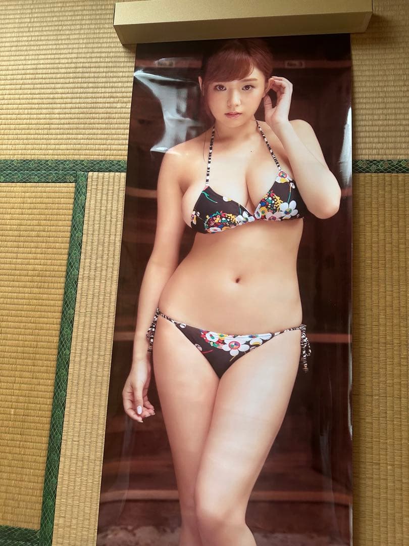 篠崎愛 等身大ポスター 花柄ビキニで挑発
