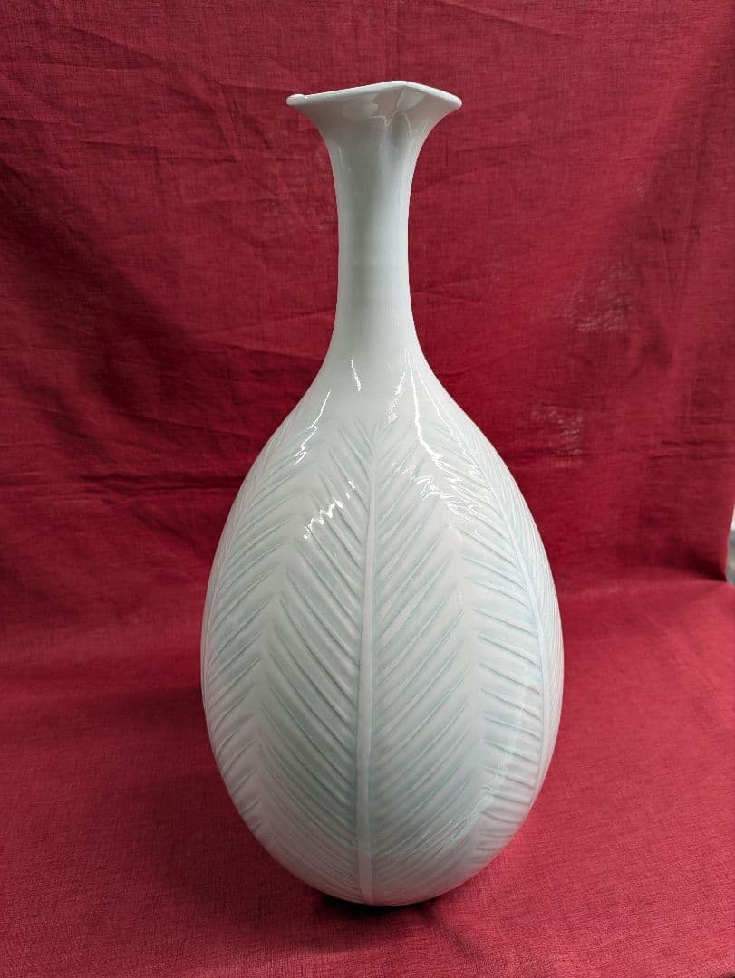 特大花瓶　陶芸日展作家　藤井朱明　白磁彫花瓶　木の葉文様　朱印木箱入　高47cm
