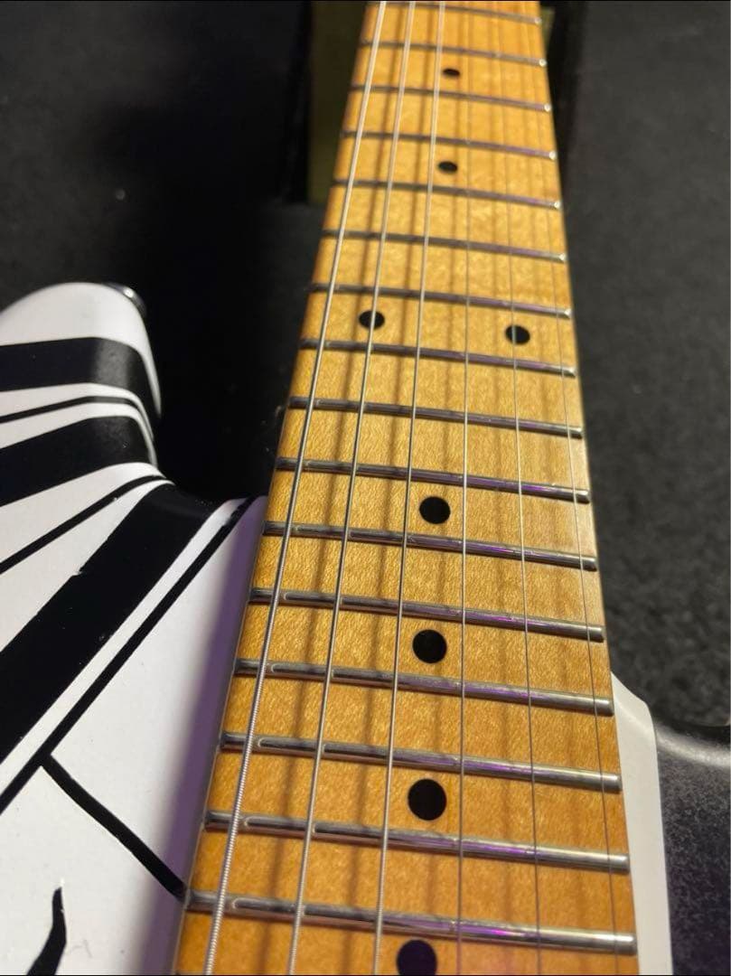 格安放出！photogenicのミニギターを白黒フランケンver！