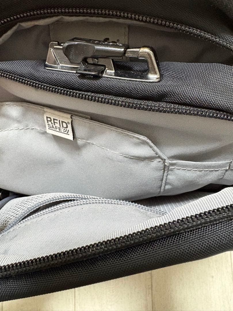 pacsafe パックセーフ ショルダーバッグ
