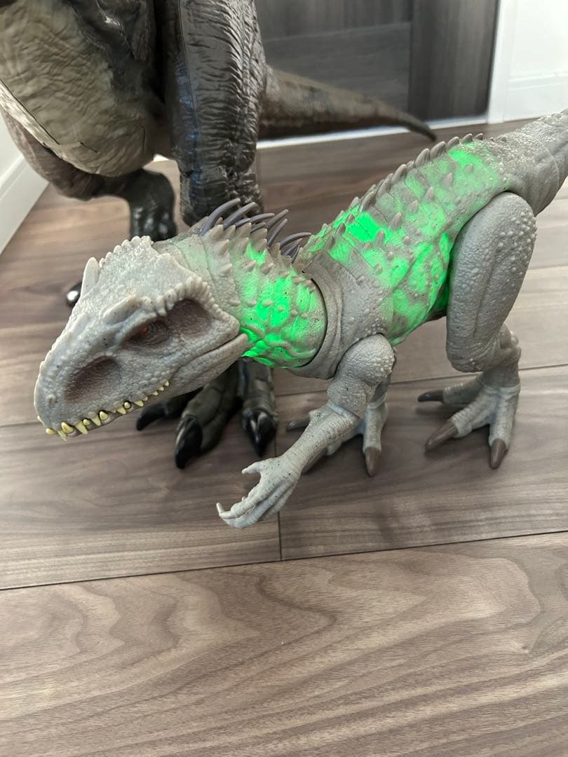 ジュラシックワールド　恐竜　ティラノサウルス　インドミナスレックス　おもちゃ