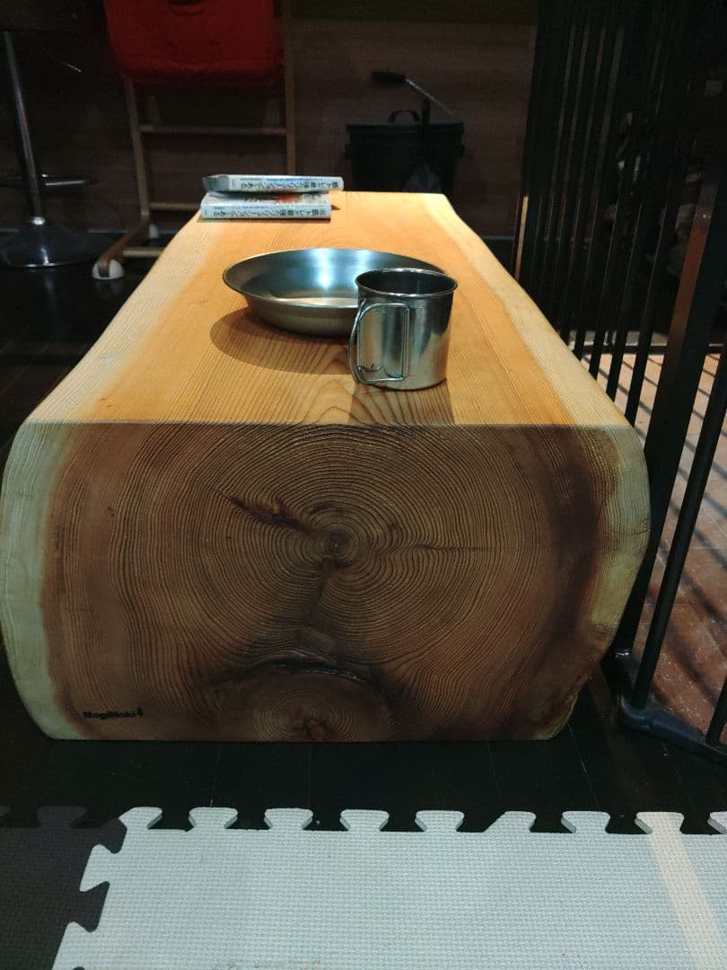 杉丸太のベンチ　ローテーブル