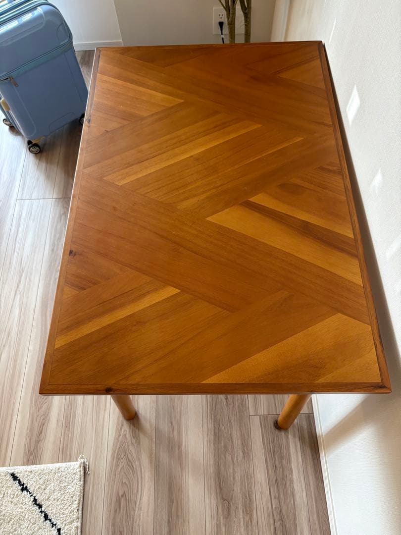 アカシア材のモザイク柄ダイニングテーブル