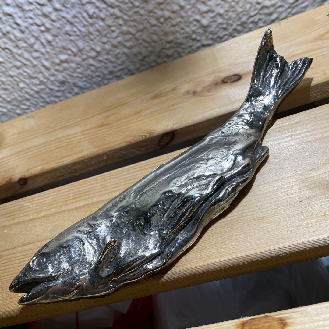 銀色の魚　 魚　 文鎮　 ペーパーウェイト　 シルバー カラー　 銀色