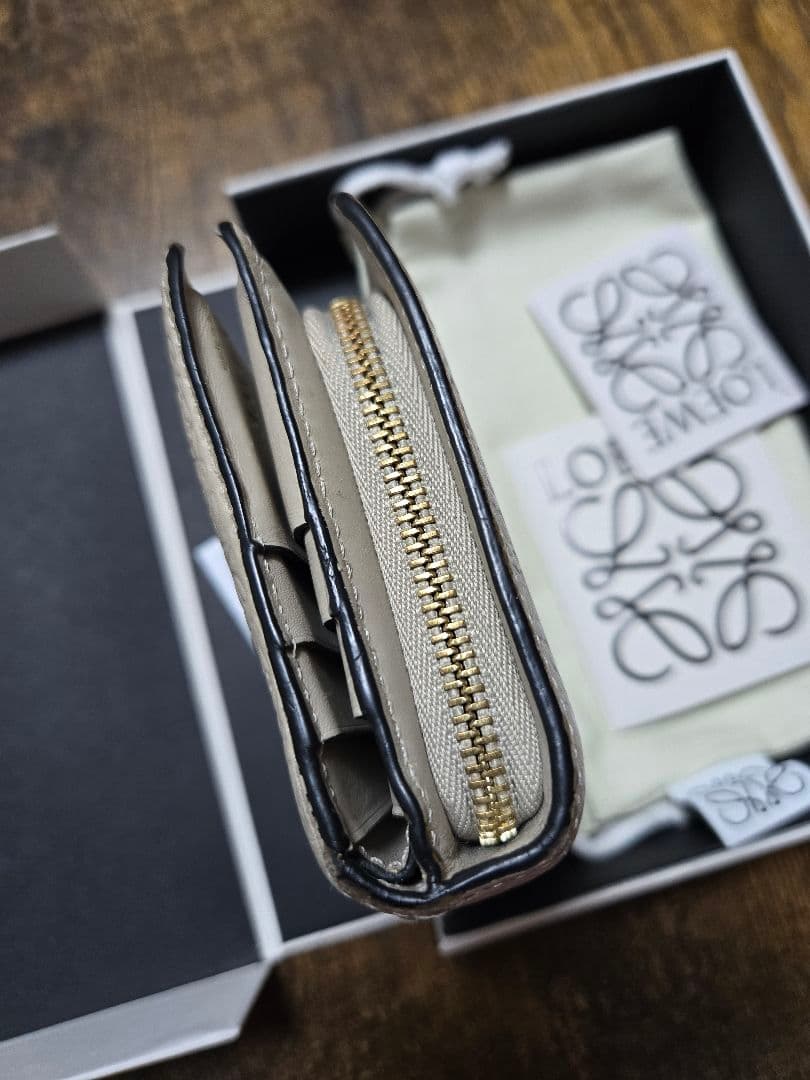 ２４時間以内限定値下げLOEWE ベージュ 二つ折り財布