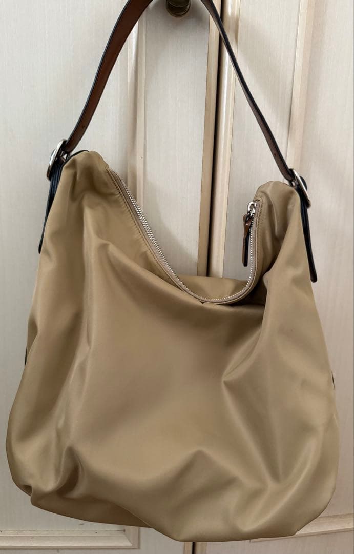 TOUT Y EST トゥティエ　カノトワルバッグ　ベージュ