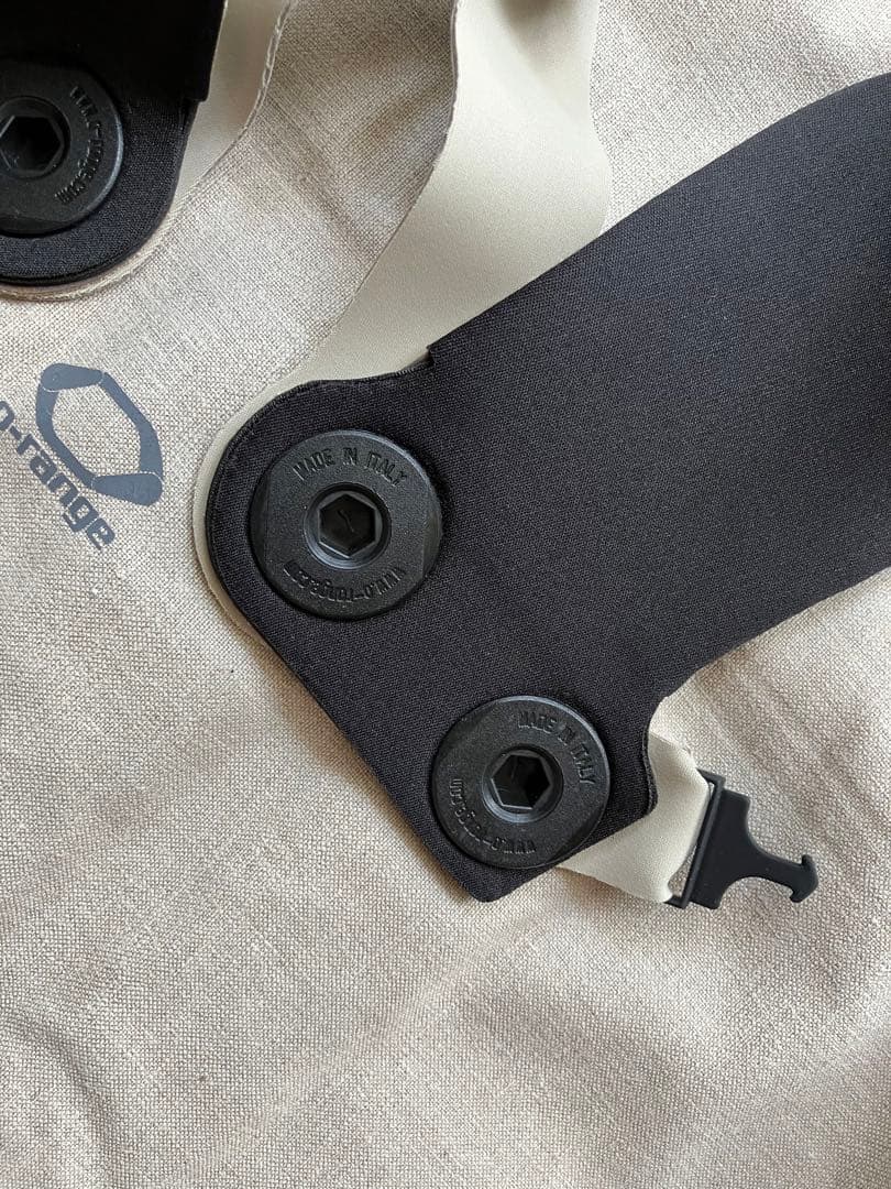 イタリアSEASE 大陽光発電 ソーラーチャージャー ミッションバックパック