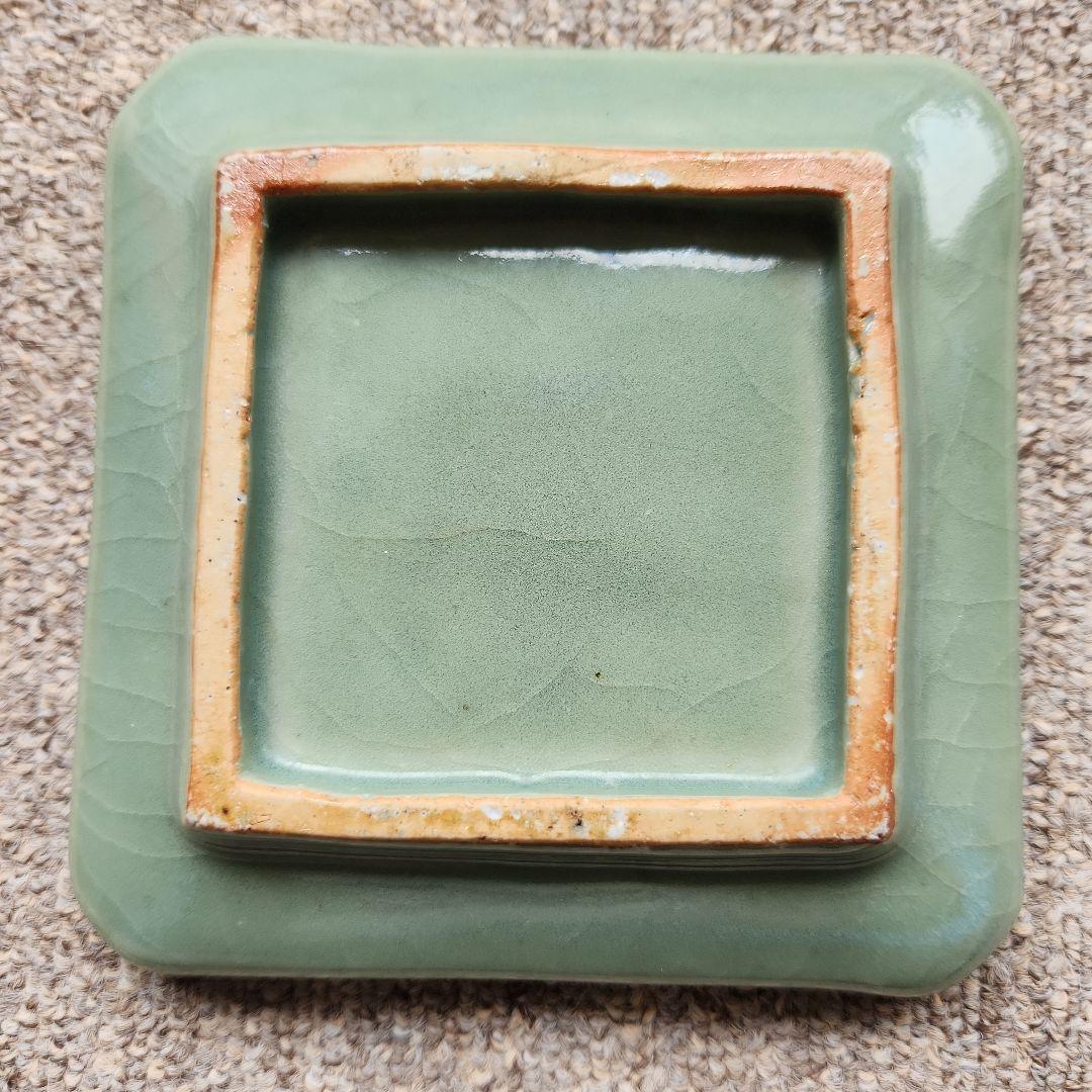 古九谷青磁陽刻牡丹蝶雷紋角皿