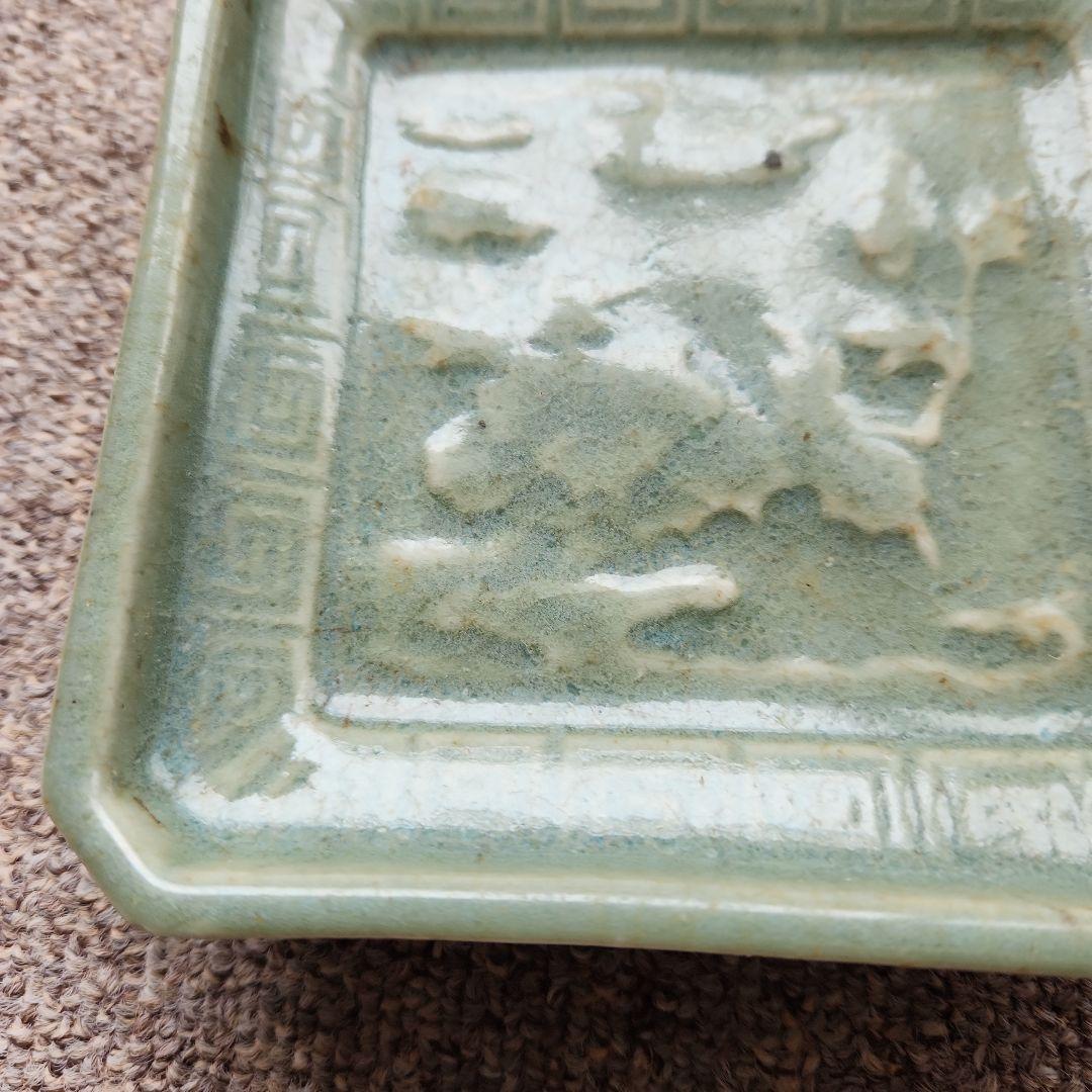 古九谷青磁陽刻牡丹蝶雷紋角皿