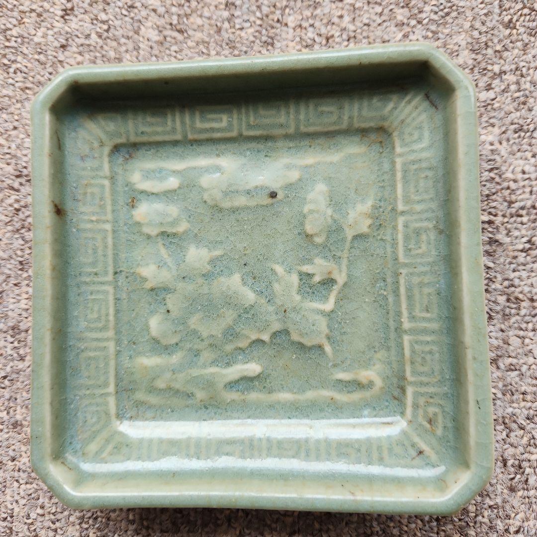 古九谷青磁陽刻牡丹蝶雷紋角皿