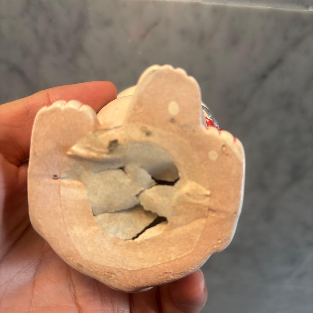 アンティーク大きな瞳や長いヒゲ、まつ毛が美しく、大きなリボンも可愛い招き猫