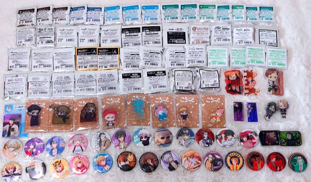 大特価 大人気 アニメ グッズ アクリルスタンド 缶バッジ紙類雑貨大量まとめ売り
