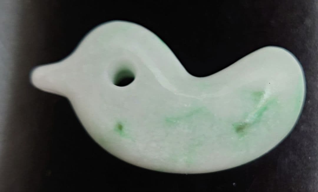 【連休セール】糸魚川翡翠　勾玉　小鳥型