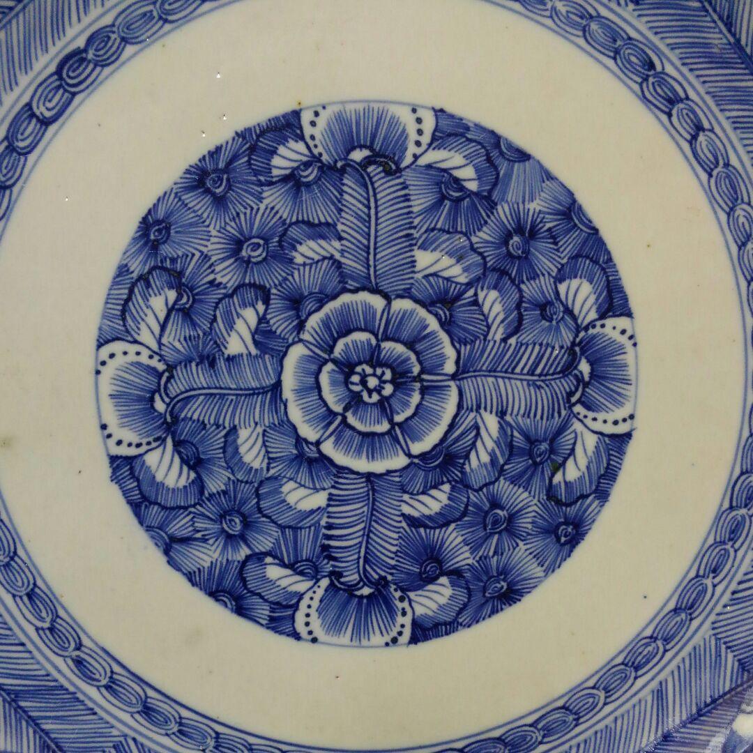 江戸期 古伊万里花弁紋蛸唐草紋大皿