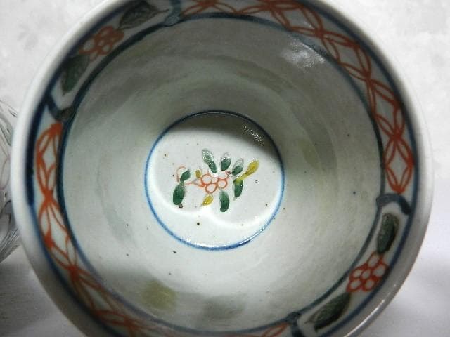 １８世紀後半の色絵蕎麦猪口２点（龍・雲・宝珠文／亀甲・人物・風景文）