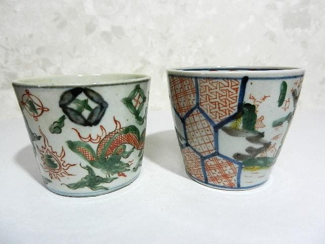 １８世紀後半の色絵蕎麦猪口２点（龍・雲・宝珠文／亀甲・人物・風景文）