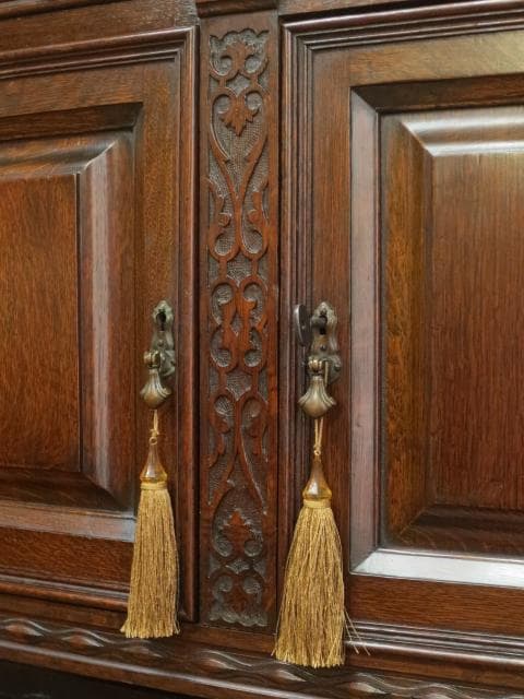 イギリス アンティーク オーク材 ブルボーズレッグ 彫刻 サイドボード 鍵付き