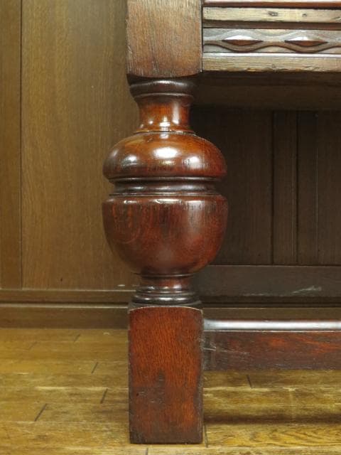 イギリス アンティーク オーク材 ブルボーズレッグ 彫刻 サイドボード 鍵付き