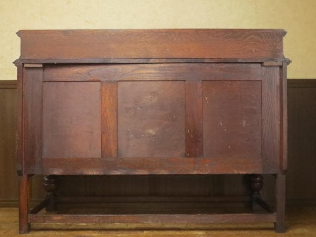 イギリス アンティーク オーク材 ブルボーズレッグ 彫刻 サイドボード 鍵付き