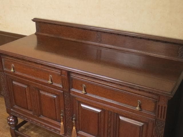 イギリス アンティーク オーク材 ブルボーズレッグ 彫刻 サイドボード 鍵付き