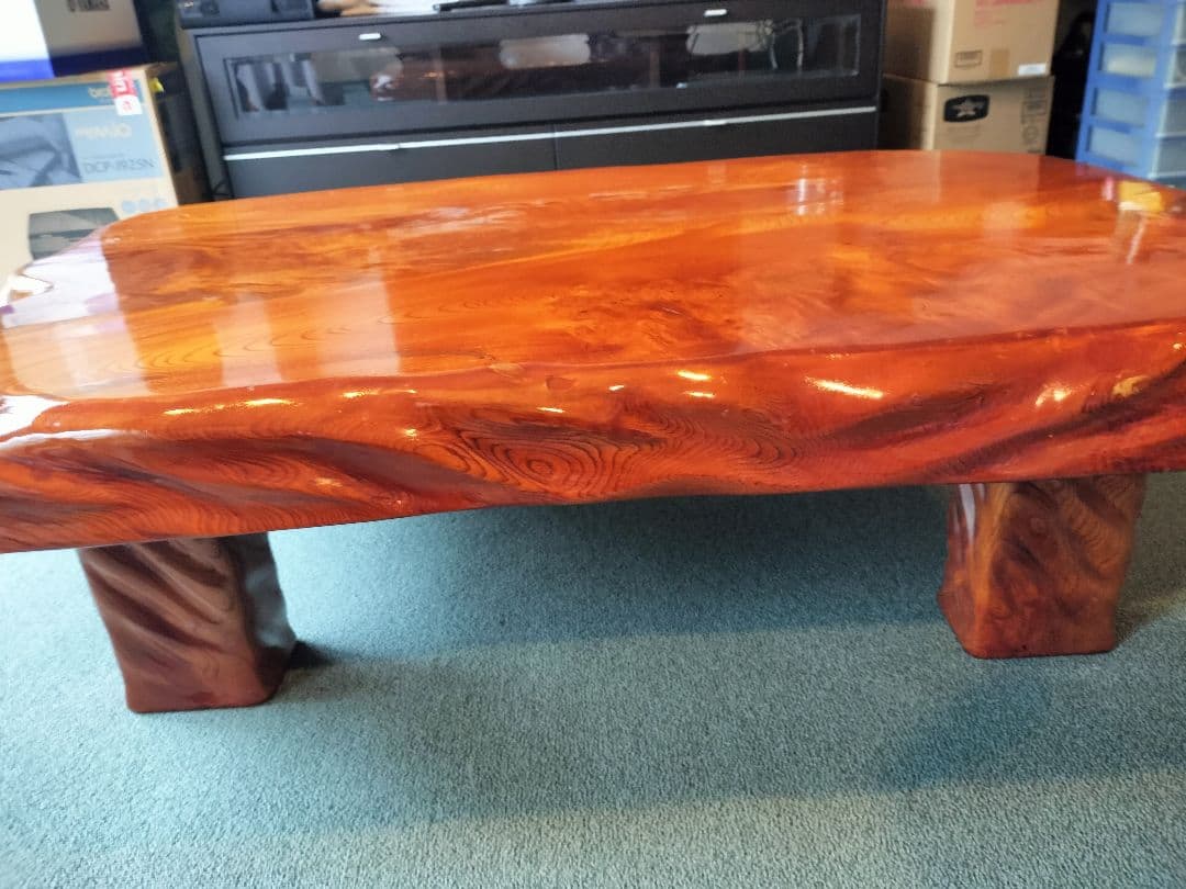 けやき1枚板で作った無垢材のテーブル