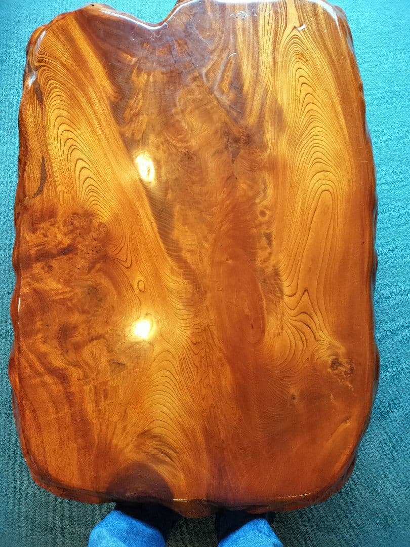 けやき1枚板で作った無垢材のテーブル