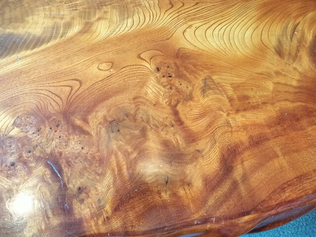 けやき1枚板で作った無垢材のテーブル