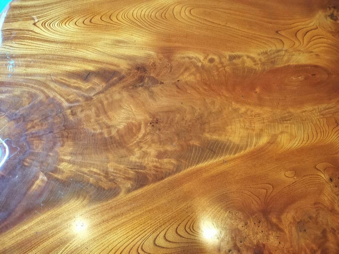 けやき1枚板で作った無垢材のテーブル