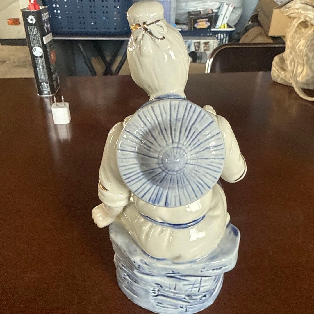 青白陶器 男性像 壺を持つ釣り竿なし。