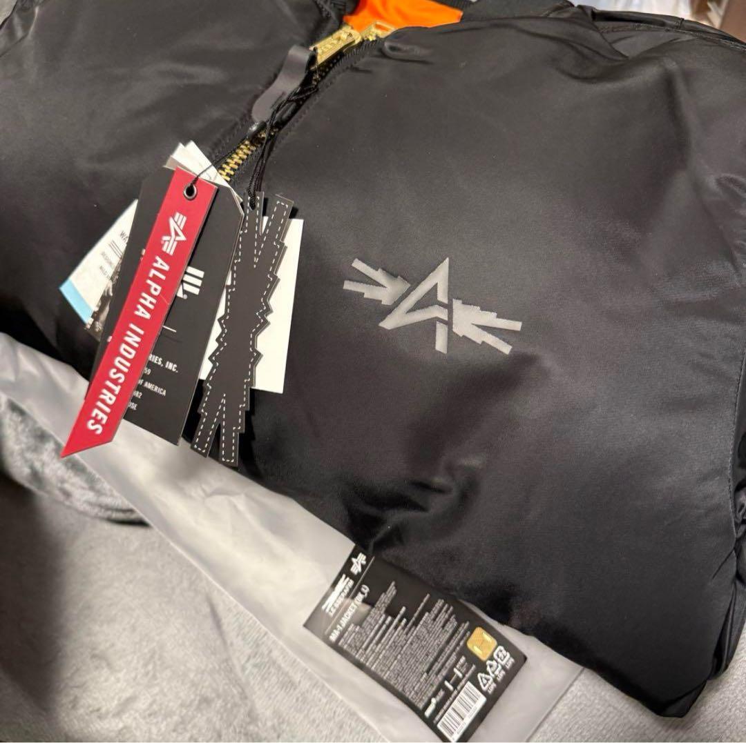 LE SSERAFIM x Alpha Industries コラボジャケット