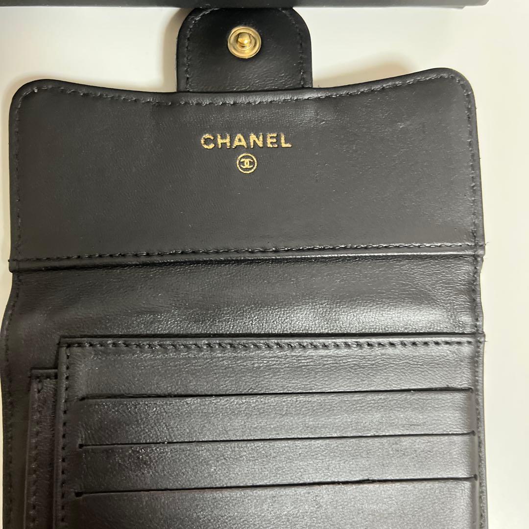 CHANELの三つ折り財布　ラムスキン美品