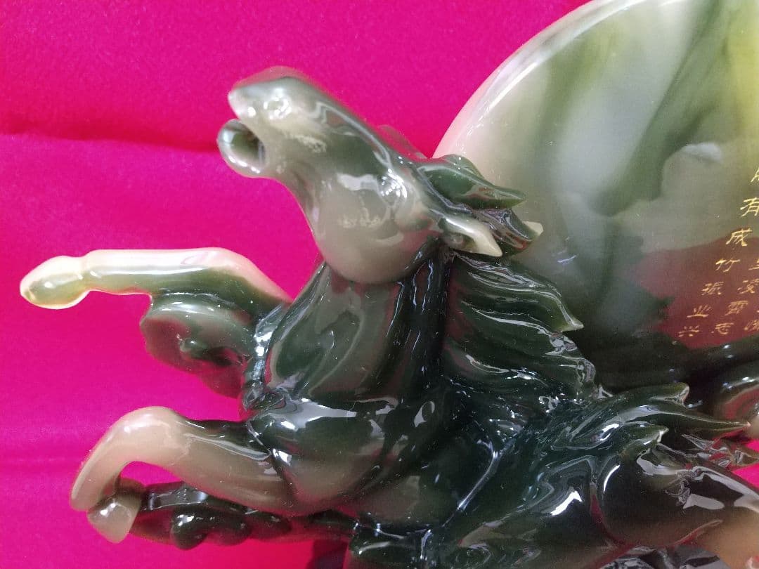 美しい馬の置物　翡翠っぽい　彫刻品　骨董品　美術品　芸術品