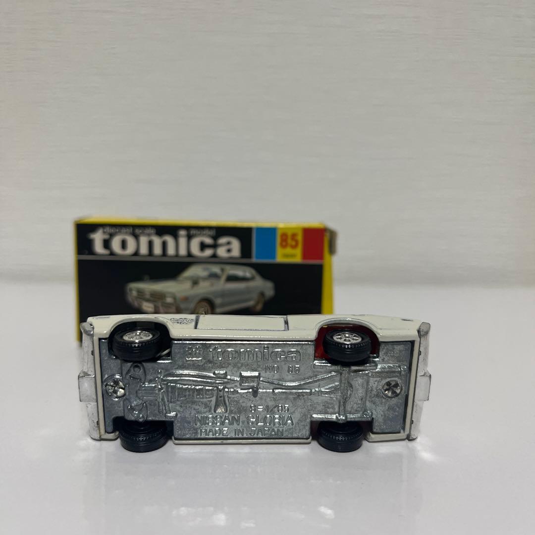 黒箱トミカ 85 Nissan Gloria 2000 1/65