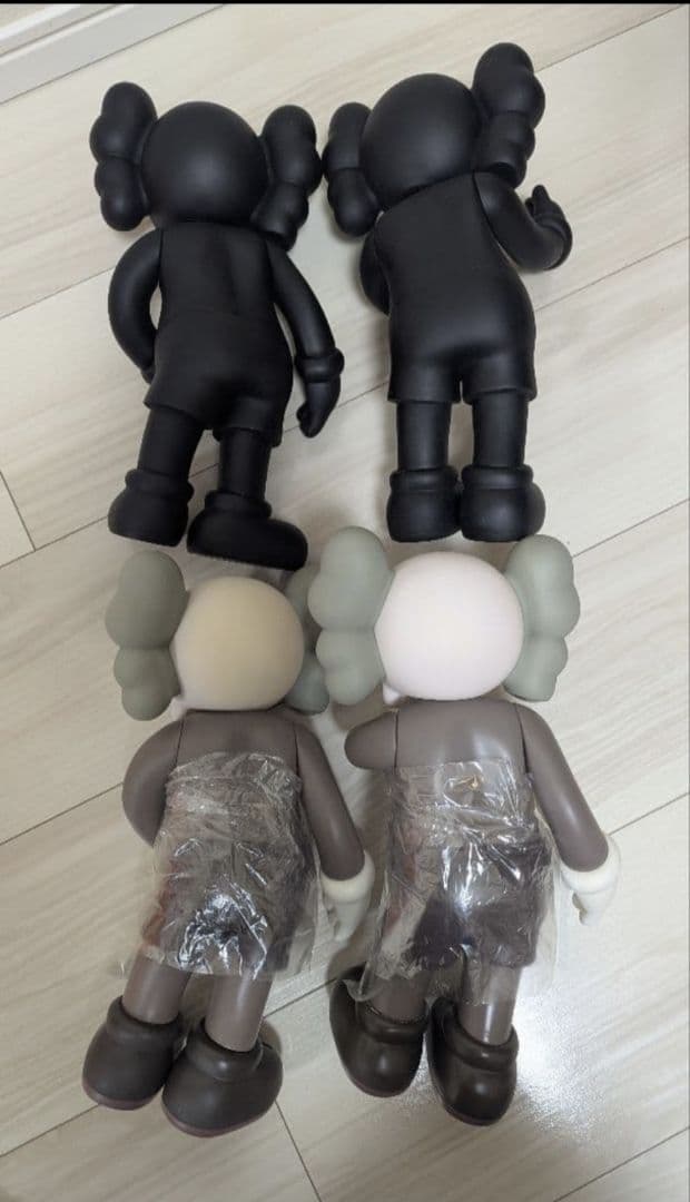 KAWS　フィギュア４体セット
