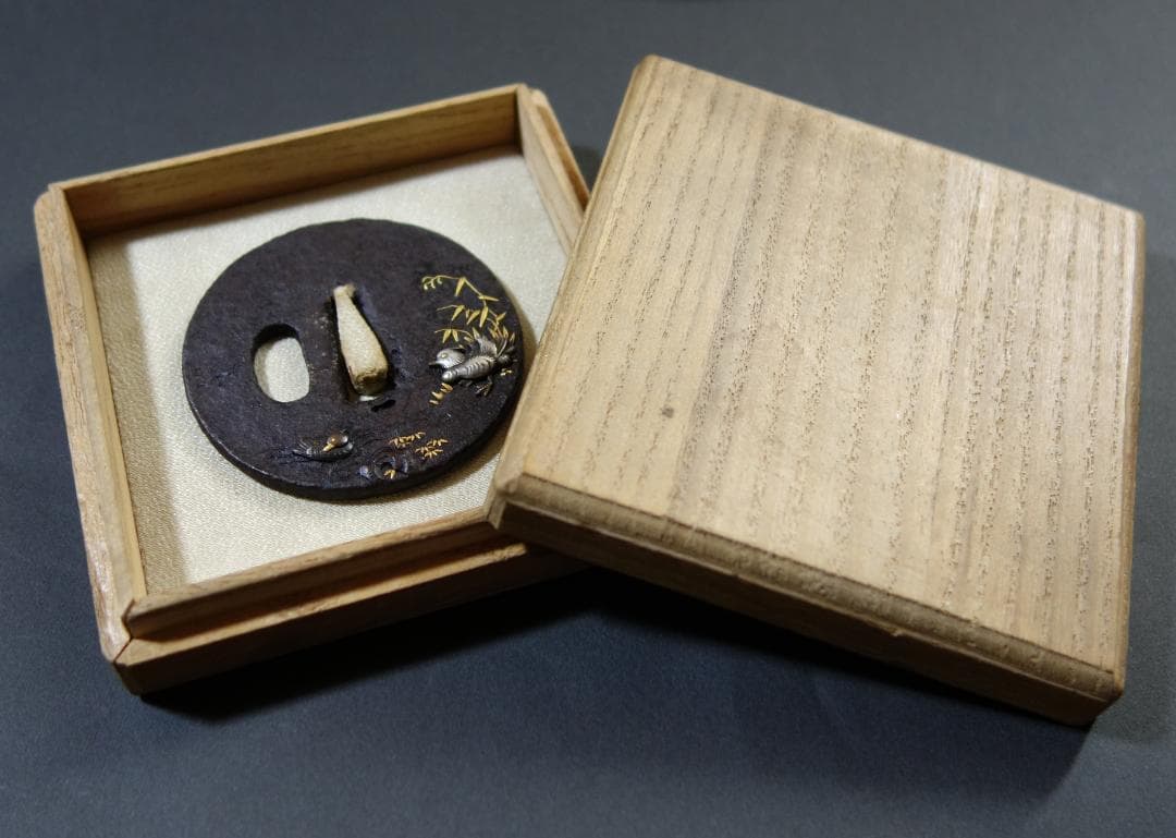 【金銀銅象嵌 鴛鴦図鍔】(鍔箱付き) 鍔 鐔 鉄地 刀装具 日本刀 武具 骨董