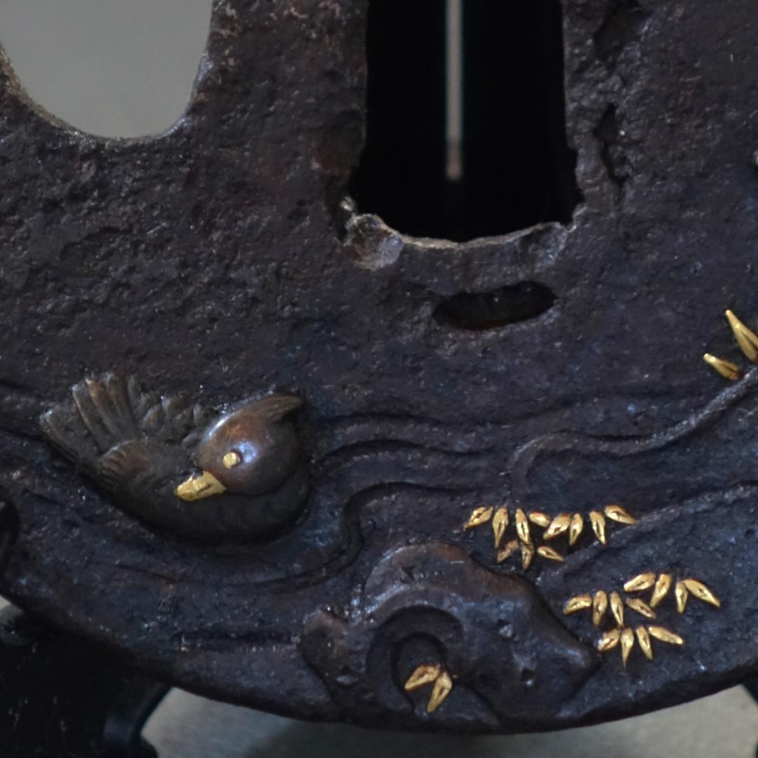 【金銀銅象嵌 鴛鴦図鍔】(鍔箱付き) 鍔 鐔 鉄地 刀装具 日本刀 武具 骨董