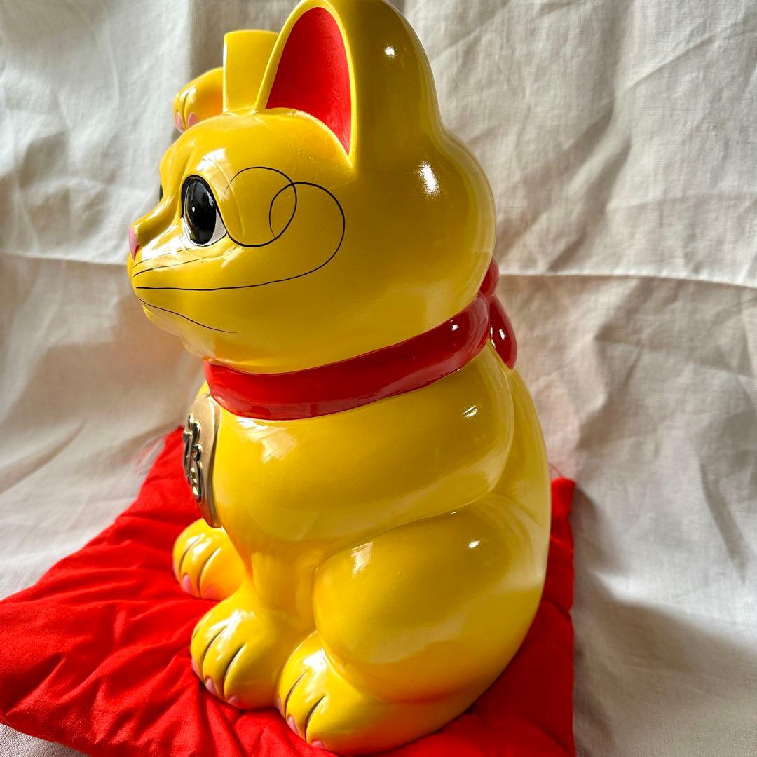 招き猫 右手あげ 黄色 10号 赤座布団