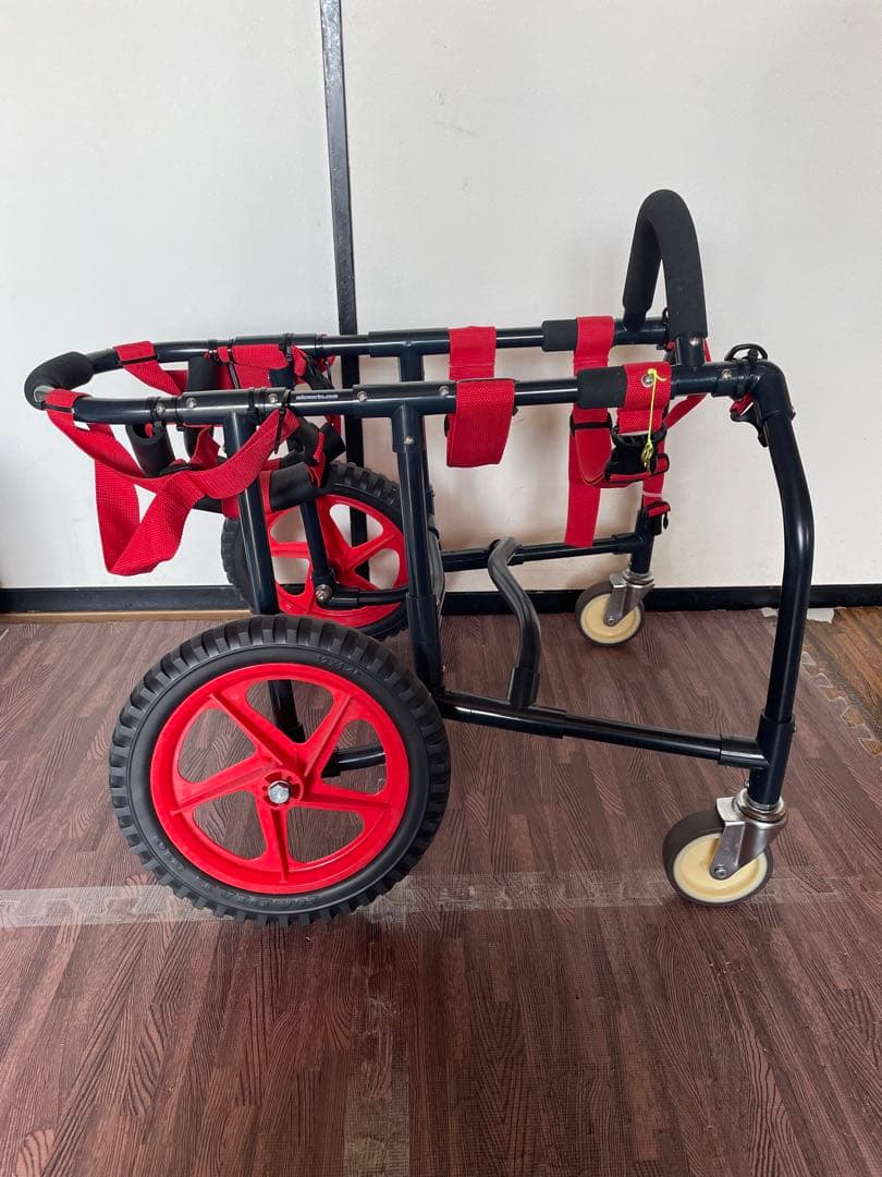 犬用車いす 赤と黒 大きな車輪　アドワークス