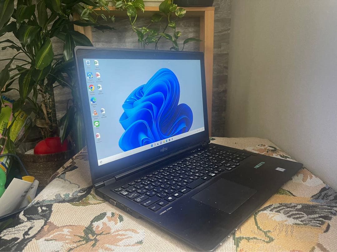 富士通　PCパソコンノ-ト　Corei5-7300U SSD Windows11